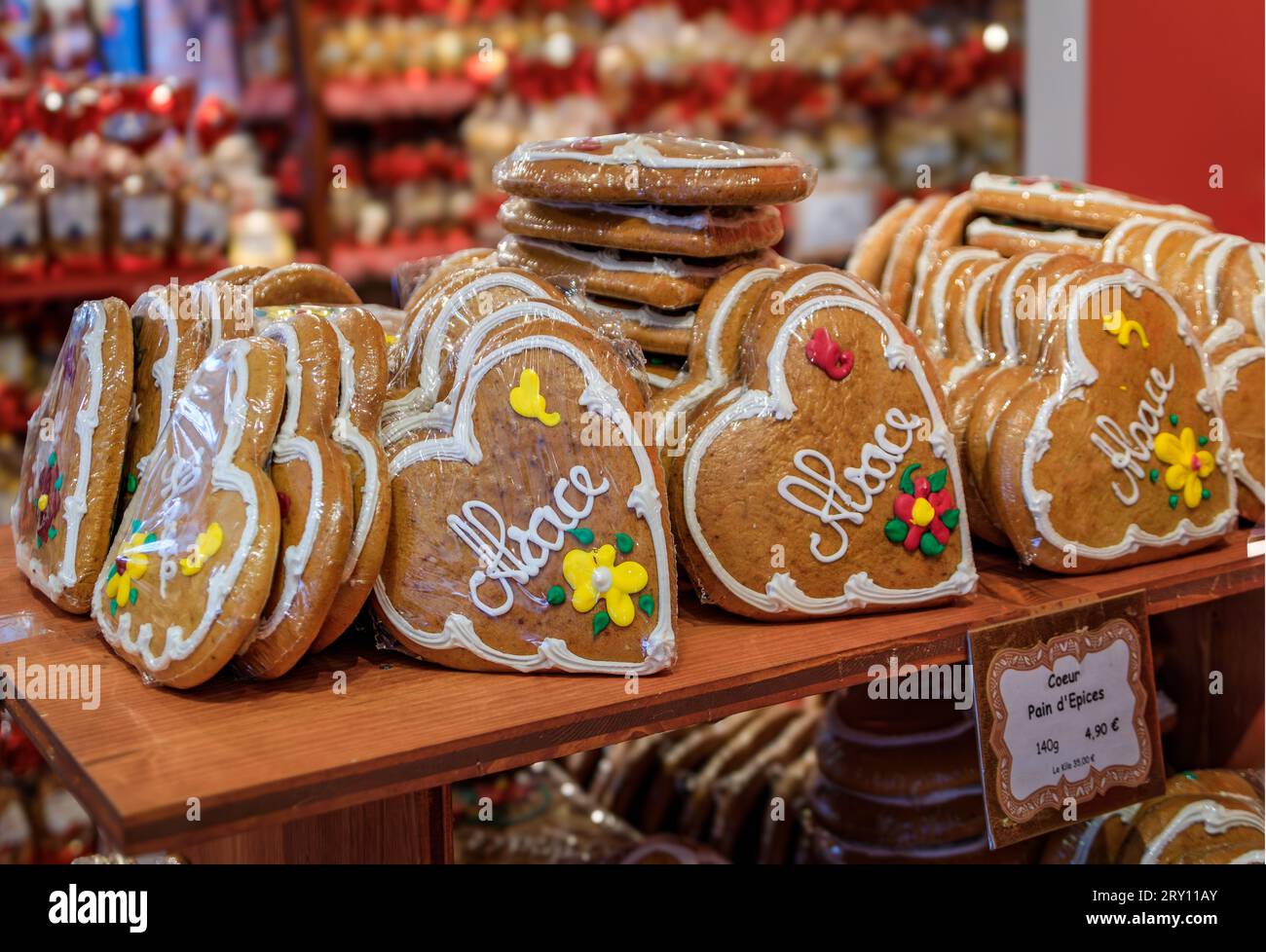 Estrasburgo, Francia - 31 de mayo de 2023: Galletas artesanales tradicionales de pan de jengibre hechas a mano en exhibición en una tienda en el casco antiguo de Grande Ile, centro histórico Foto de stock