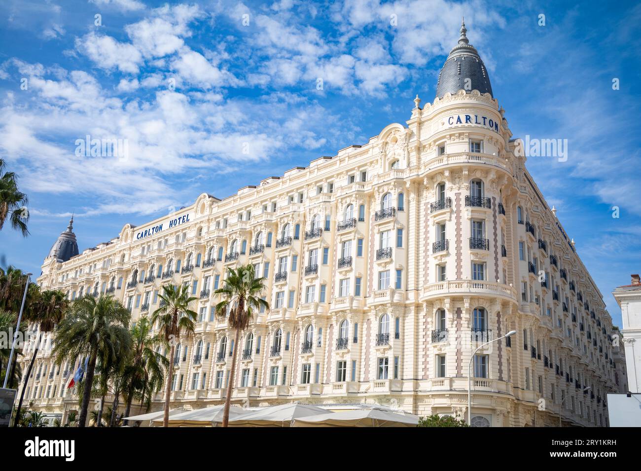 El lujoso Carlton Hotel está situado en el Boulevard de la Croisette, justo enfrente del mar Mediterráneo, en Cannes, Francia. Uno de los más icónicos Foto de stock