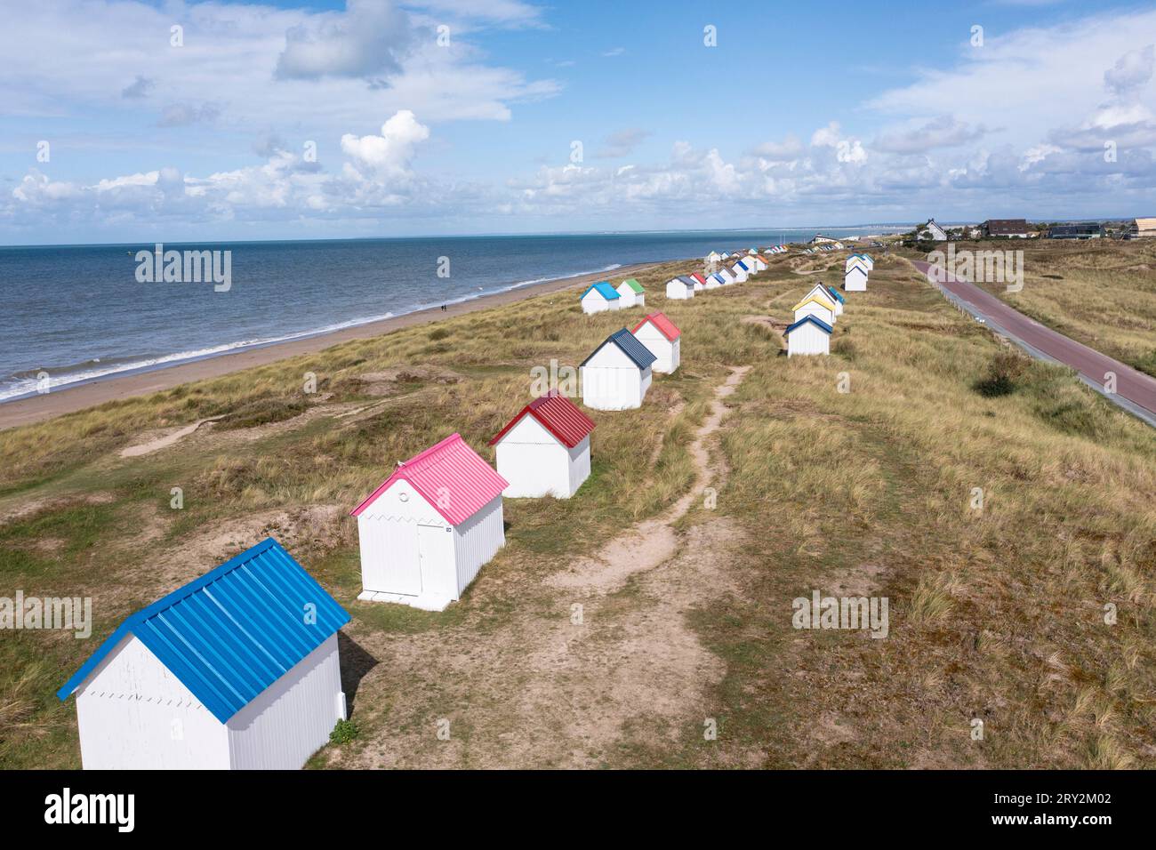 Unte Strandhäuser in den Dünen bei Gouville-sur-Mer in der Normandie in Frankreich mit der Drohne Foto de stock