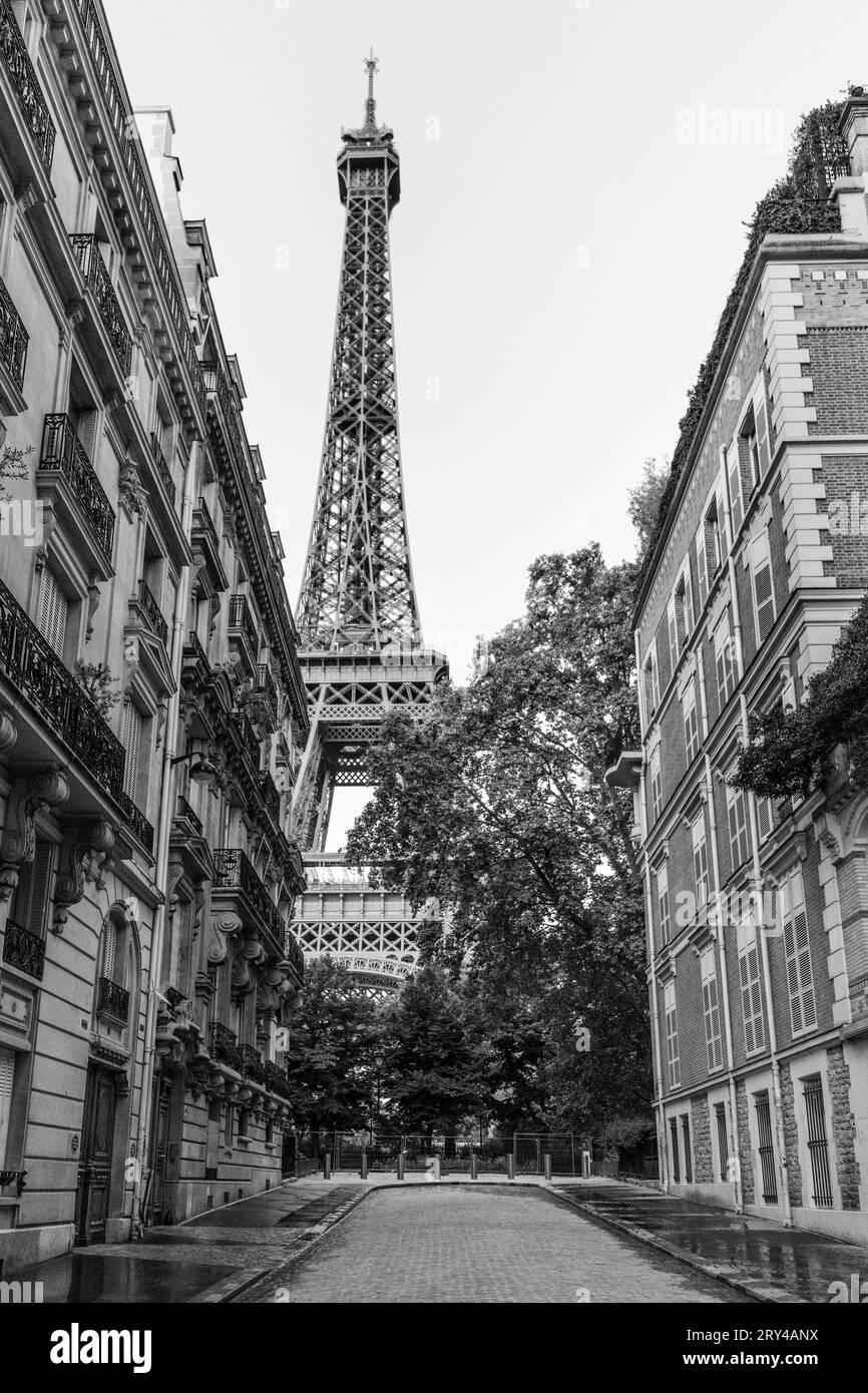 Torre Eiffel a través de un emblemático barrio de apartamentos en París, Francia Foto de stock