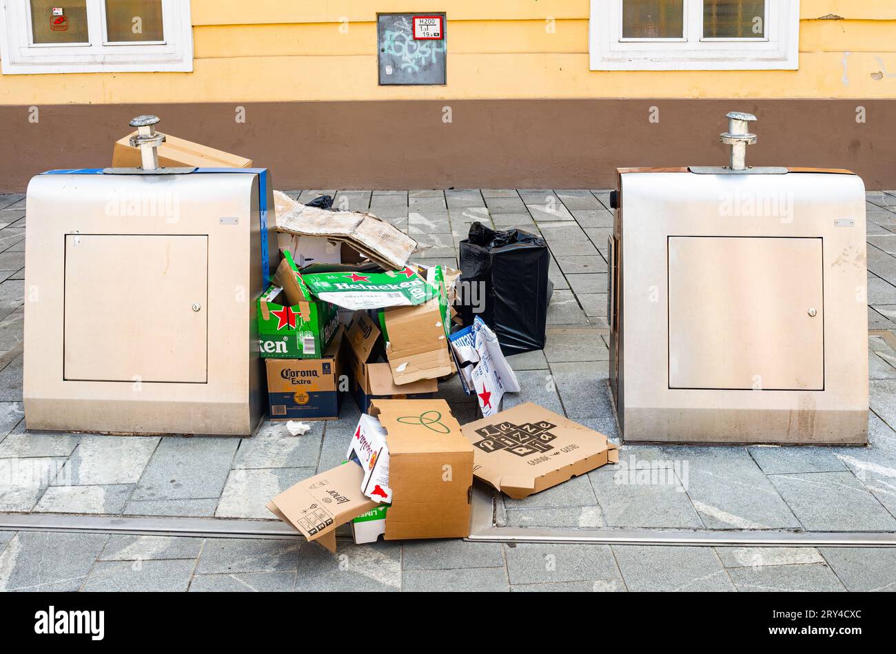 Maribor, Eslovenia - 16 de julio de 2023: Residuos de envases de cartón delante de los envases metálicos modernos Foto de stock