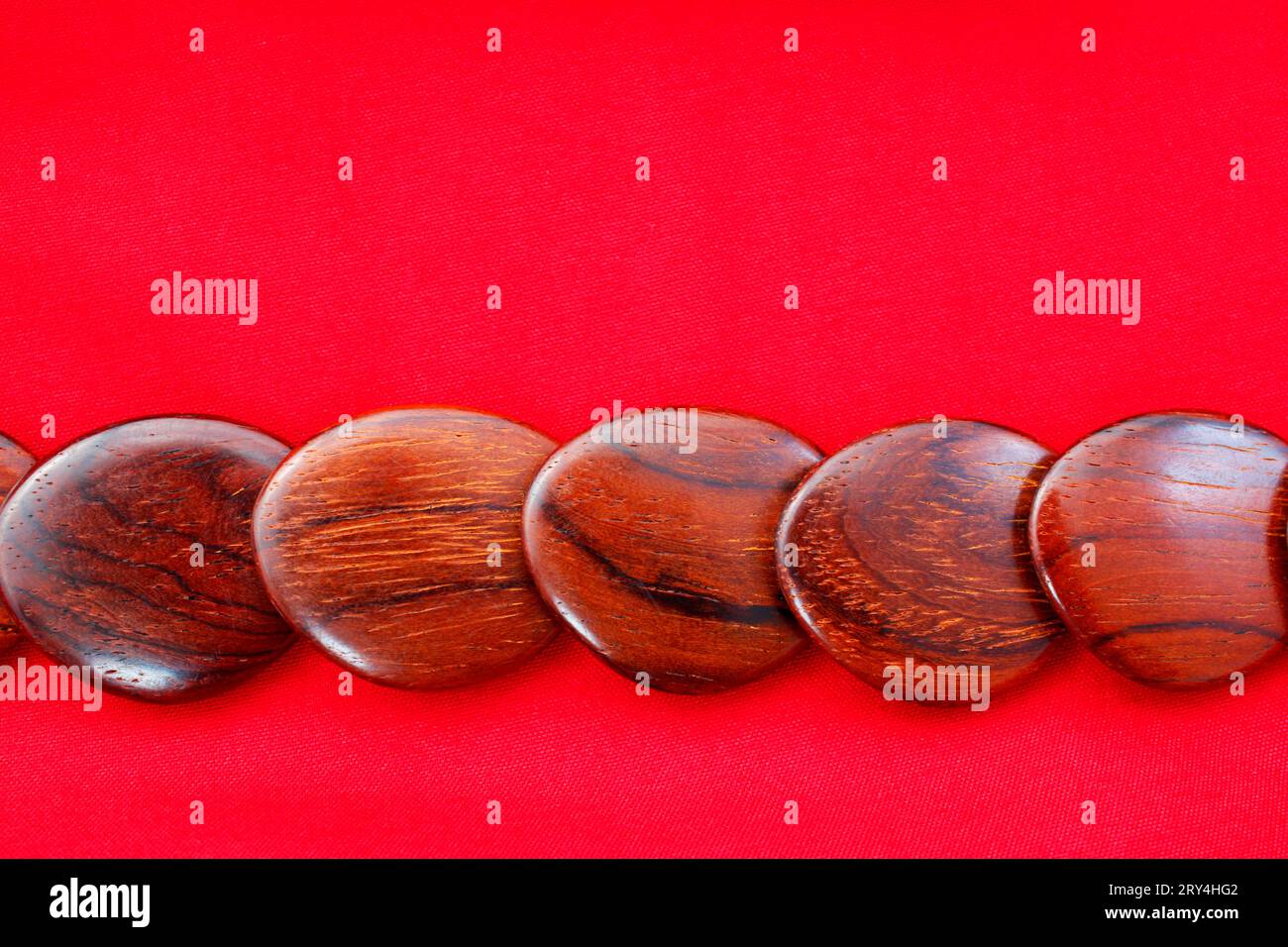 Cuentas de madera fotografías e imágenes de alta resolución - Alamy