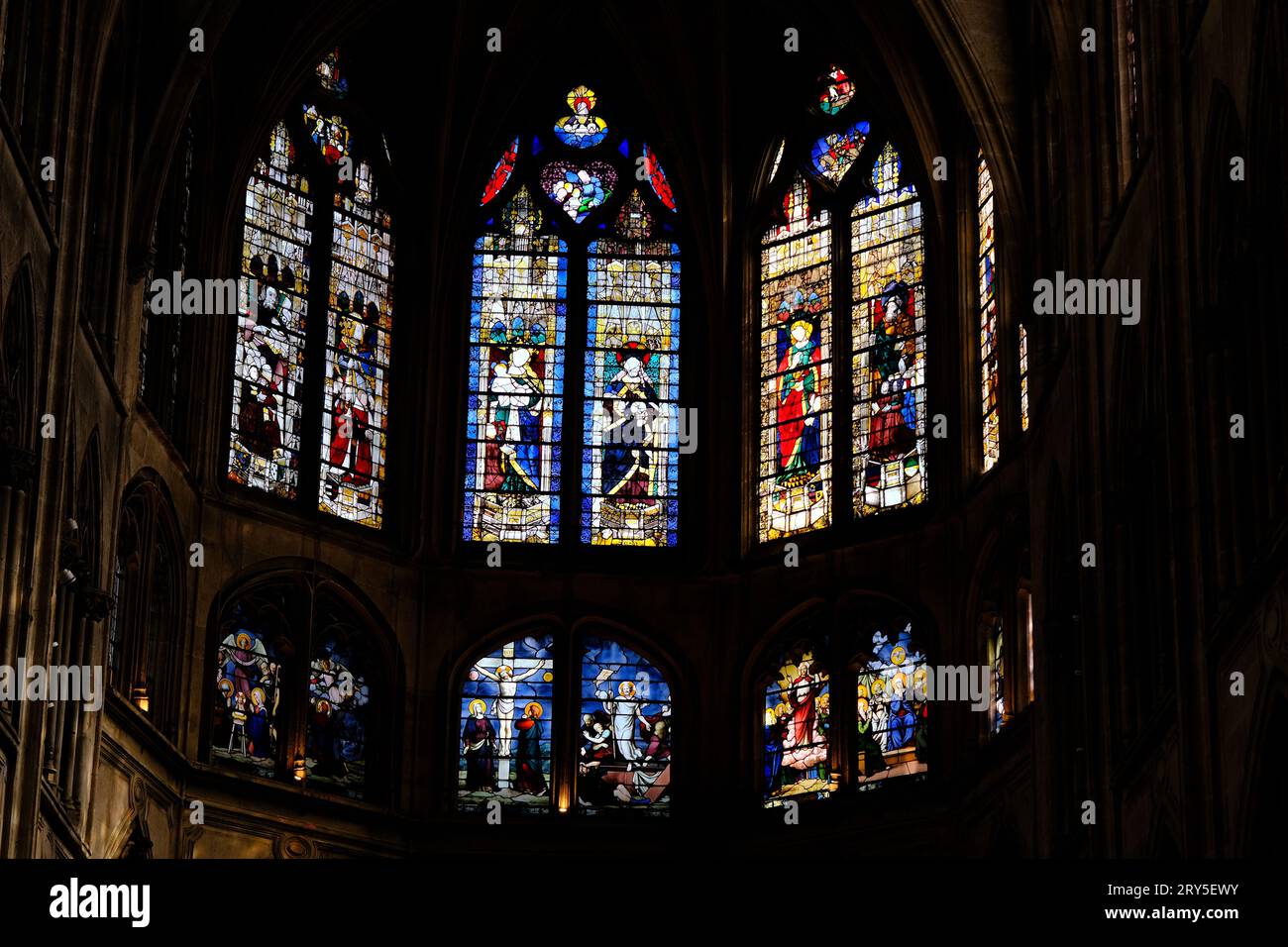 Vidrieras en la iglesia de Saint Severin en París Francia Foto de stock