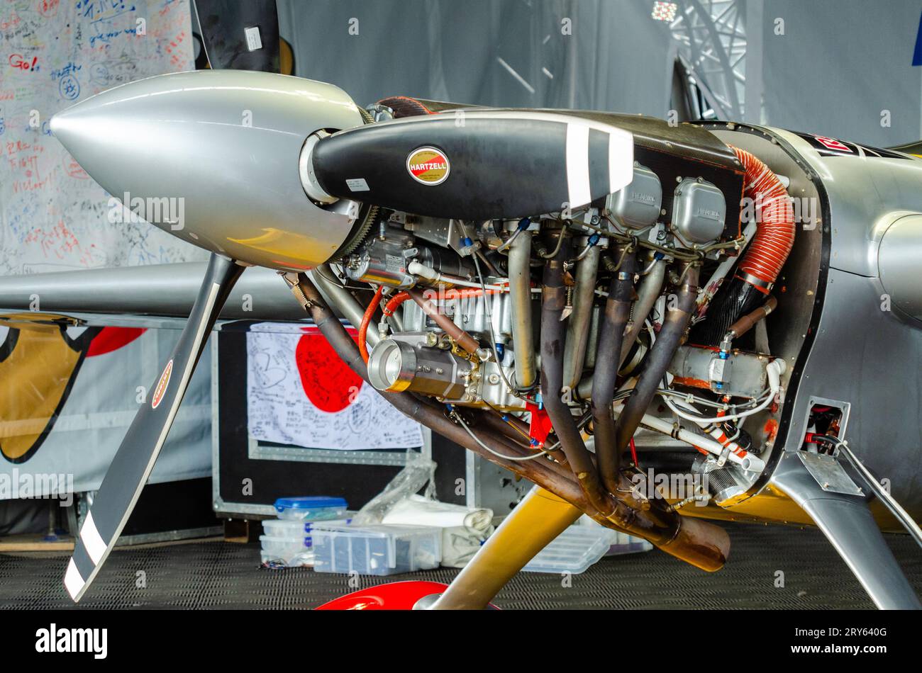 Lycoming motor del avión Zivko Aeronautics Edge 540 de Yoshihide Muroya de Japón, en la Red Bull Air Race en un hangar temporal en Royal Ascot Foto de stock