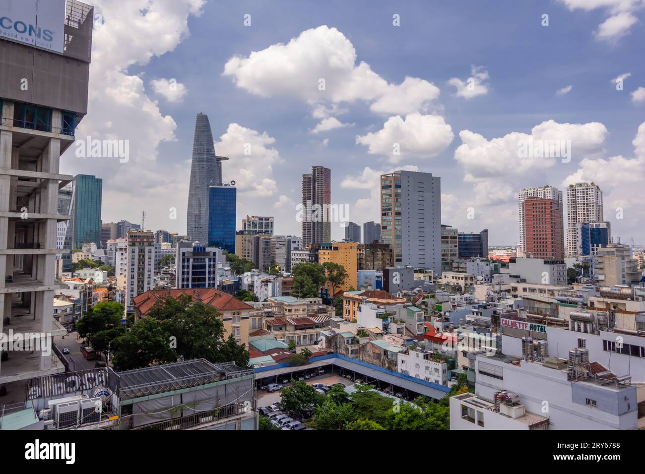 Vista panorámica aérea de la ciudad de Ho Chi Minh, Vietnam al atardecer Foto de stock
