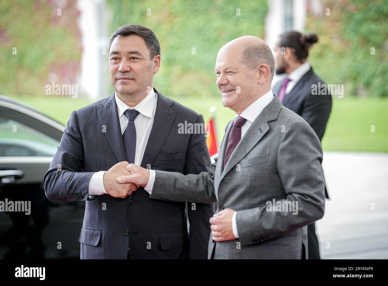 Berlín, Alemania. 29º de septiembre de 2023. El Canciller alemán Olaf Scholz (SPD) recibe al Presidente de Kirguistán, Sadyr Zhaparov (izq.), para la Cumbre de Asia Central en la Cancillería. Scholz se reúne con los jefes de estado de Kazajistán, Kirguistán, Tayikistán, Turkmenistán y Uzbekistán. Es la primera cumbre de este tipo. Alemania quiere ampliar los contactos con las antiguas repúblicas soviéticas, que hasta ahora han estado fuertemente bajo la influencia de Rusia. Crédito: Kay Nietfeld/dpa/Alamy Live News Foto de stock