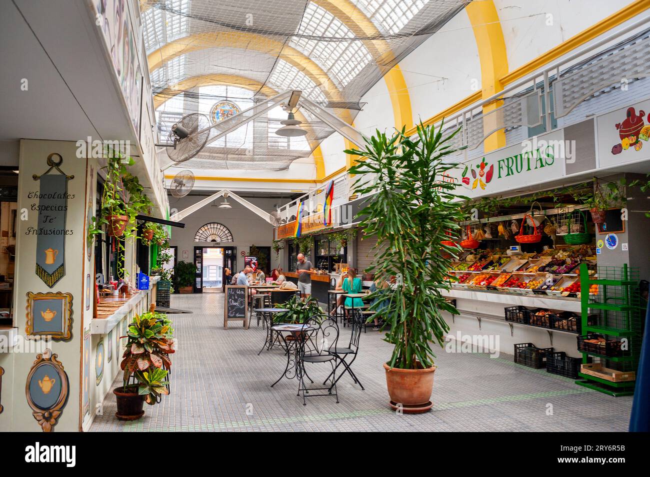 Sevilla, España, multitud de personas que comen bebiendo en LOCA Tapas, Restaurante vegetariano, en el mercado público 'El Arenal Market', Terraza; en el centro de la ciudad vieja, Foto de stock