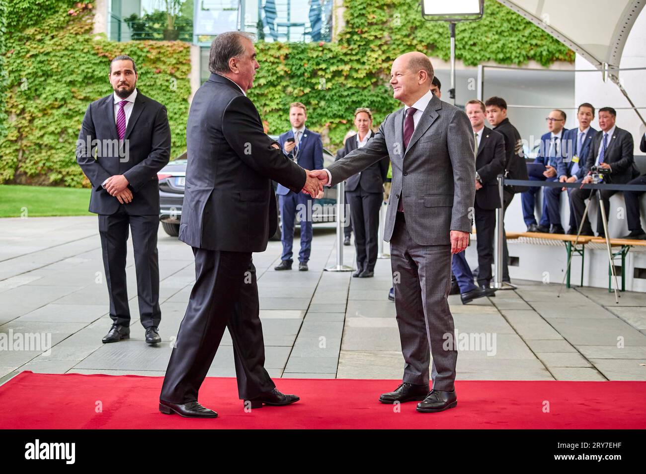 Begrüßung von Emomalij Rahmon Präsident von Tadschikistan durch Bundeskanzler Olaf Scholz anlässlich seines Besuchs im Bundeskanzleramt en Berlín./Saludo del presidente de Tayikistán por el canciller federal Olaf Scholz con ocasión de su visita a la Cancillería Federal en Berlín. Foto de archivo/F.Boillot *** Saludo de Emomalij Rahmon Presidente de Tayikistán por el Canciller Federal Olaf Scholz con ocasión de su visita a la Cancillería Federal en Berlín fotografía de instantánea F Boillot Crédito: Imago/Alamy Live News Foto de stock