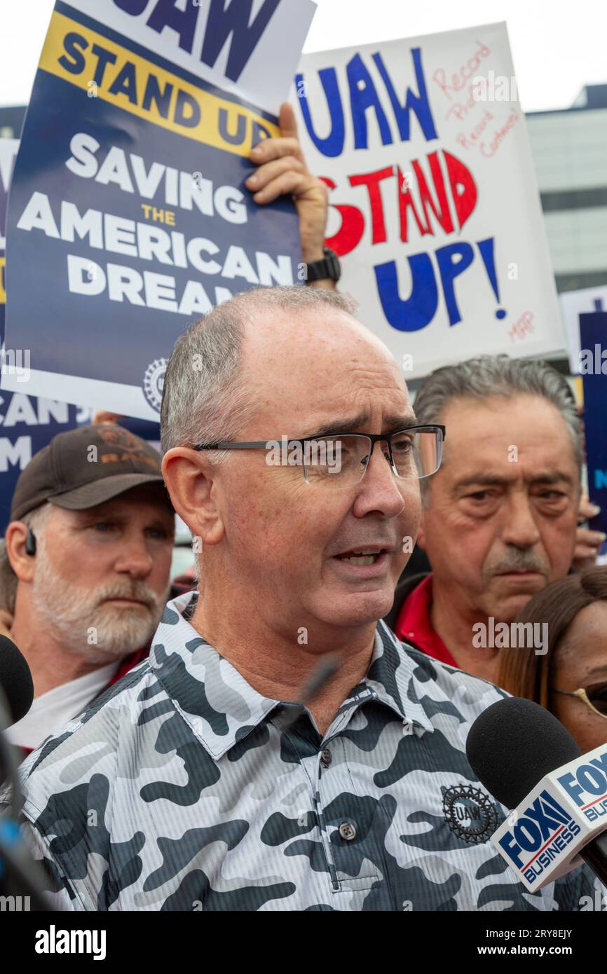 Detroit, Michigan, EE.UU. 29º de septiembre de 2023. El presidente de United Auto Workers, Shawn Fain, habla con reporteros después de una manifestación en la Casa Solidaria del sindicato. Fain anunció que la huelga de dos semanas del sindicato se está expandiendo a una planta de Ford en Chicago y a una fábrica de General Motors en Lansing. Crédito: Jim West/Alamy Live News Foto de stock