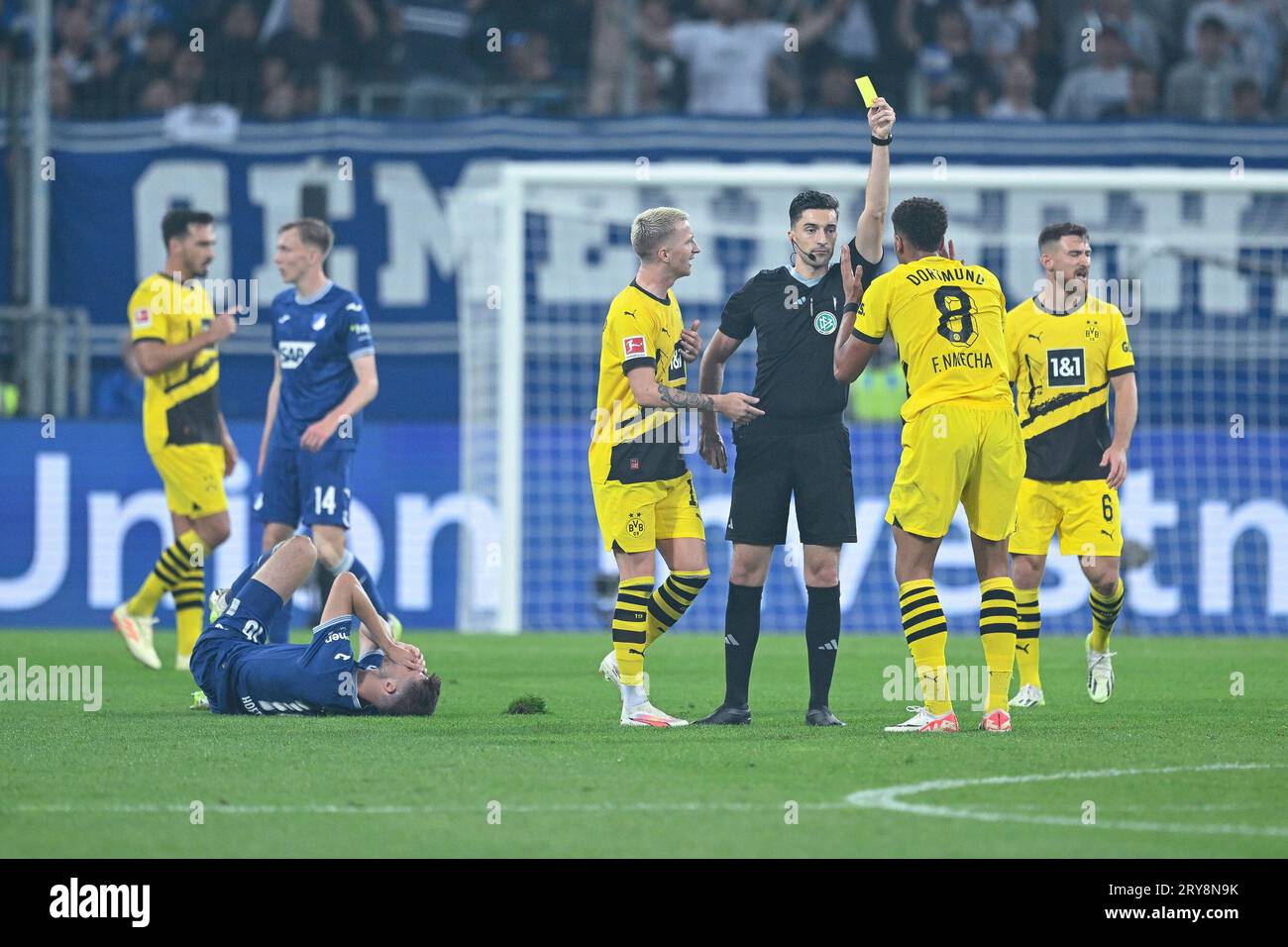 Zeigt die gelbe karte zeigt die gelbe karte fotografías e imágenes de
