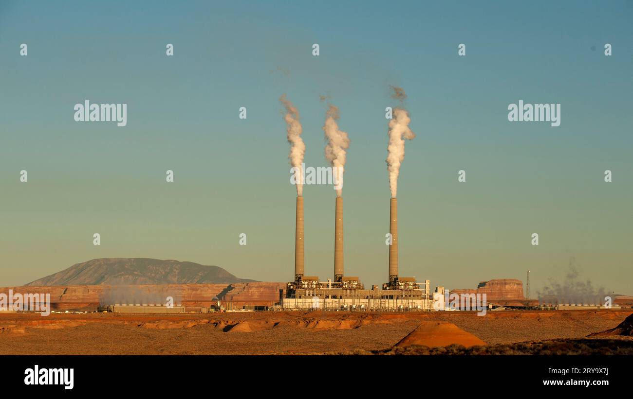 La Estación Generadora Navajo cerca de Page, Arizona con la Montaña Navajo detrás. Foto histórica: Fue derribada en 2019. Foto de stock