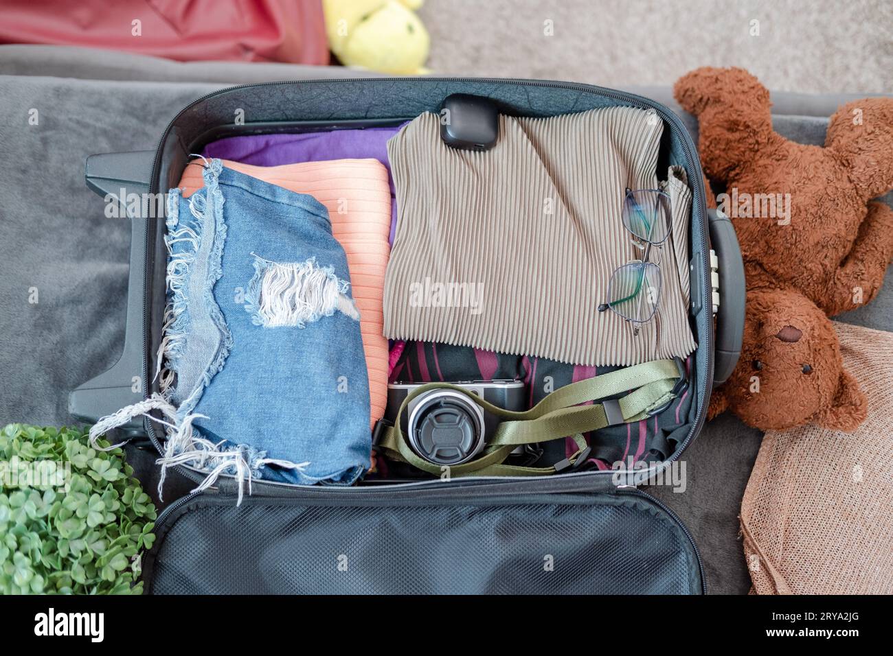 arreglo de ropa y accesorios en un maleta, viaje concepto