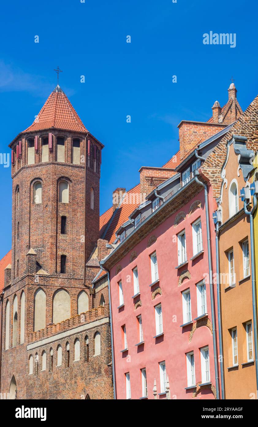 Torre de la iglesia Mikolaja y casas coloridas en Gdansk, Polonia Foto de stock