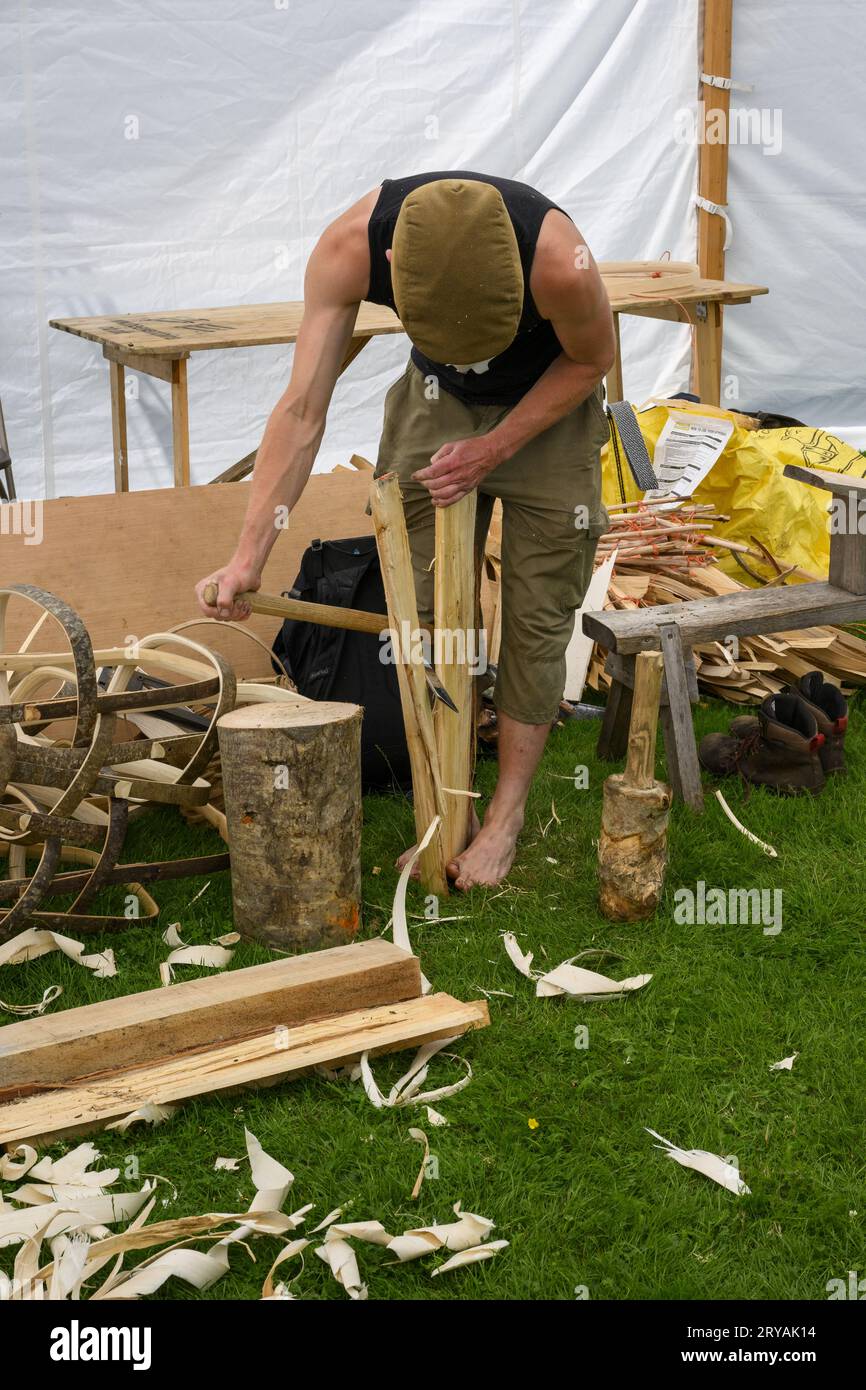 Hombre que demuestra la artesanía de fabricación de camiones (artesanía en madera hecha a mano) - Woodland Skills Centre, RHS Flower Show Tatton Park 2023, Cheshire, Inglaterra, Reino Unido. Foto de stock