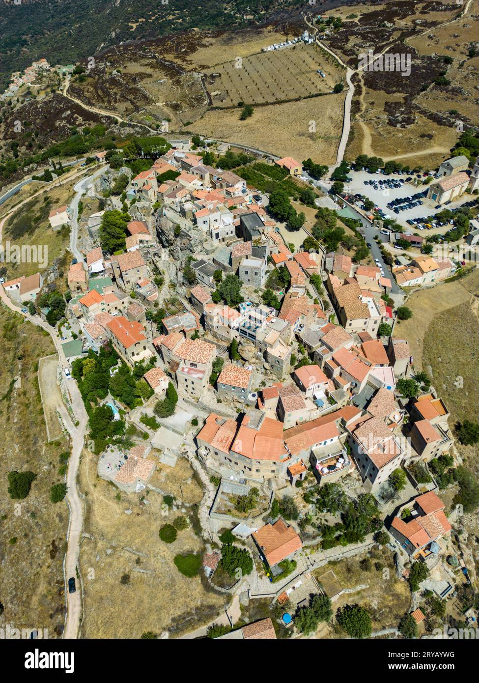 Vista aérea del pueblo de Pietralta en la isla de Córcega, Francia Foto de stock
