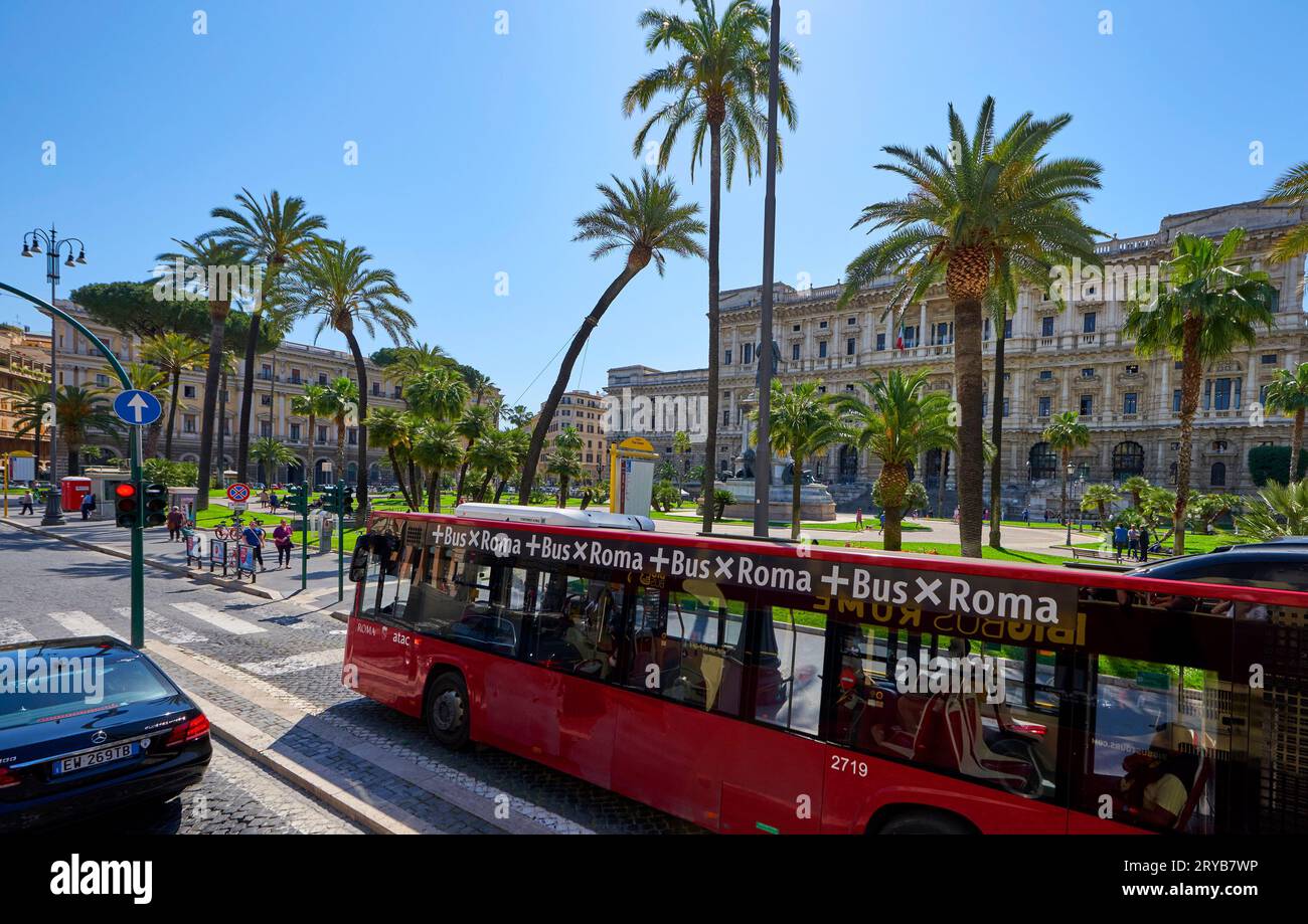 Súbete al autobús en las calles de Roma Foto de stock