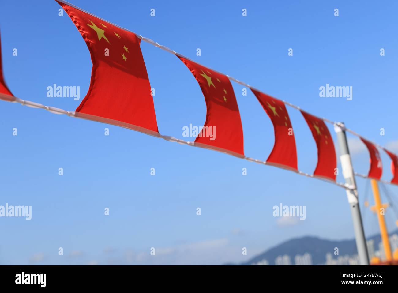 Bandera china y de hong kong establecida en el evento para celebrar el Día Nacional de la República Popular China 74 aniversario en el mercado de Sheung Wan, Hong Kong Foto de stock