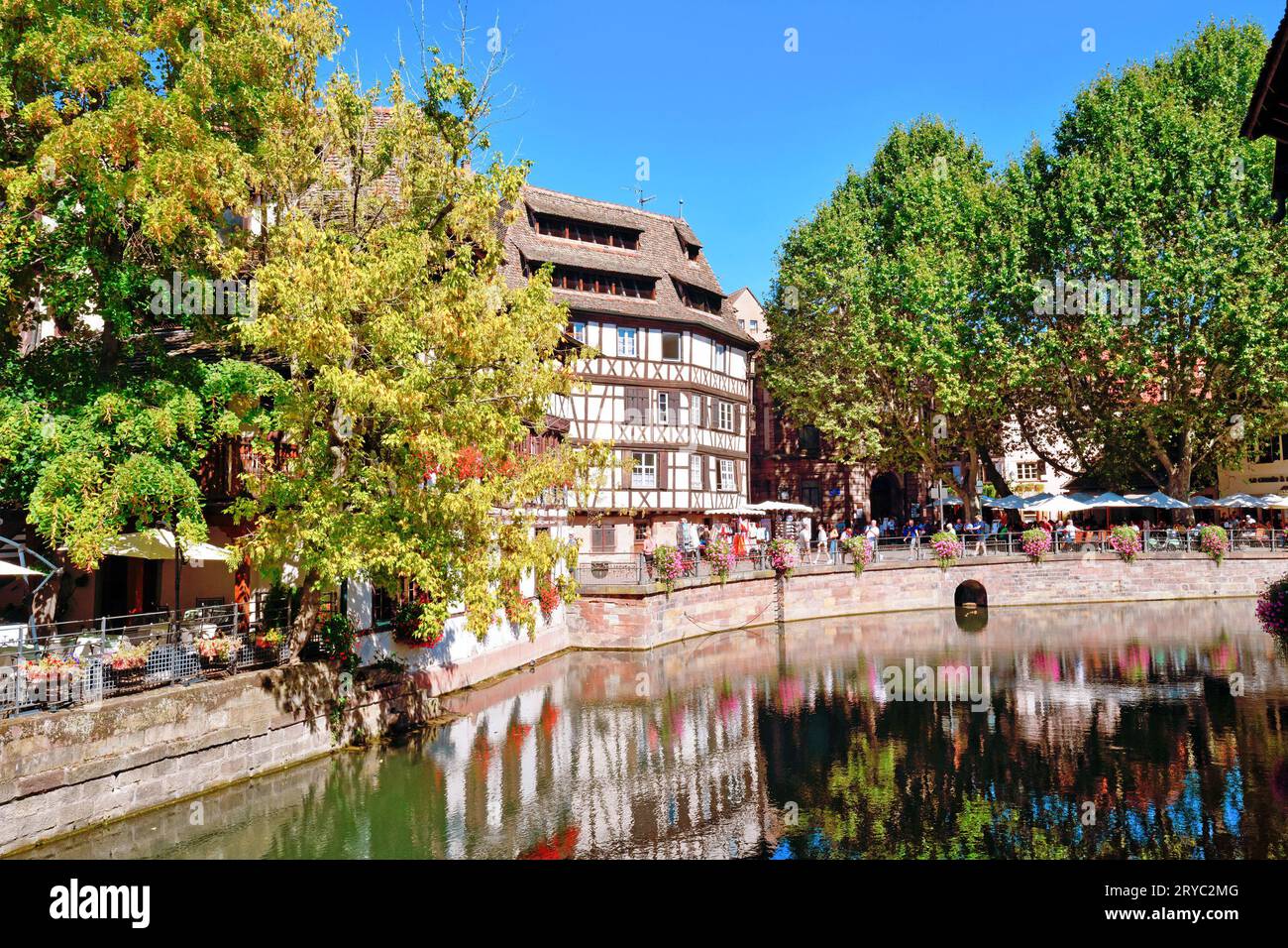 Estrasburgo, Francia - 2023 de septiembre: Río 'III' con estilo europeo tradicional medio marco de madera casa en la ciudad histórica Foto de stock