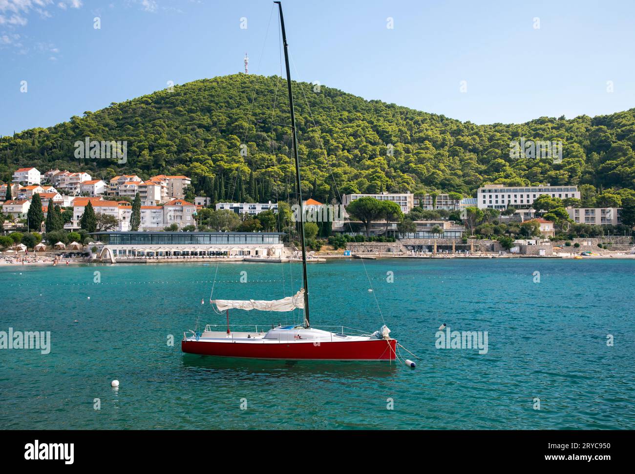 Dubrovnik, Croacia - 14 de septiembre, 2023 : Playa de Lapad, parte de Dubrovnik, famoso destino turístico en Croacia Foto de stock