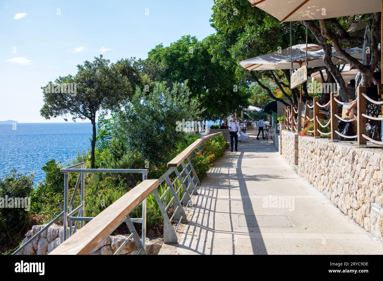 Dubrovnik, Croacia - 14 de septiembre, 2023 : Restaurantes a lo largo del paseo marítimo en el suburbio de Dubrovnik de Lapad Foto de stock