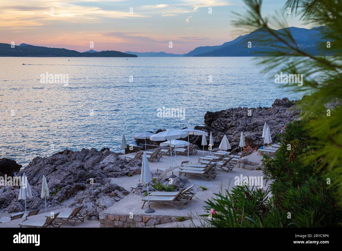 Dubrovnik, Croacia - 14 de septiembre, 2023 : Playa de Lapad, parte de Dubrovnik, famoso destino turístico en Croacia Foto de stock