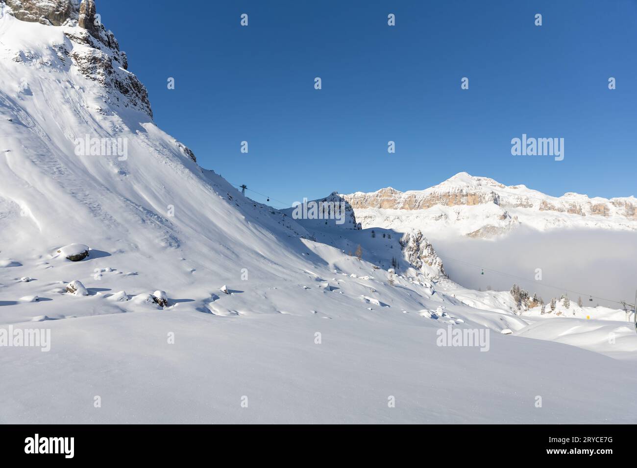 Invierno Italia Montañas Dolomitas cubiertas de nieve. Foto de alta calidad Foto de stock