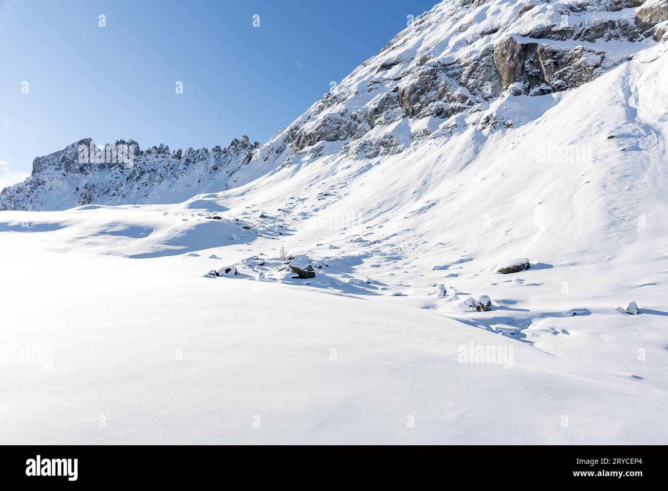 Invierno Italia Montañas Dolomitas cubiertas de nieve. Foto de alta calidad Foto de stock