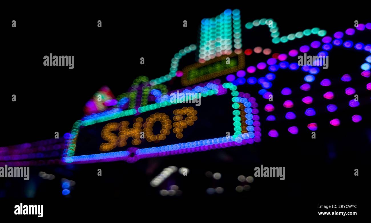 Signo brillante con texto en inglés Tienda. Noche en una fiesta o