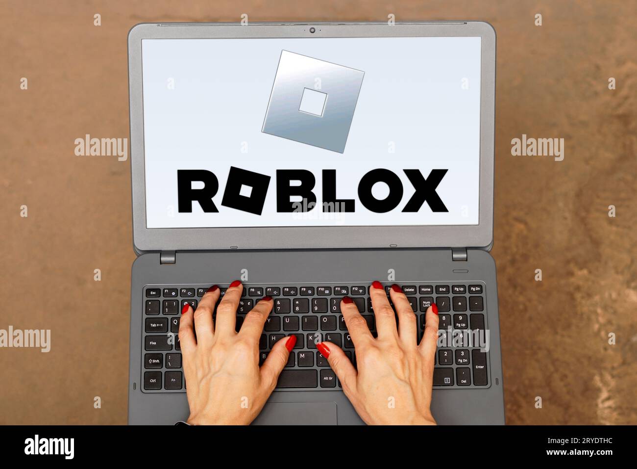 Logotipo Roblox No Chão De Madeira Contra a Parede Imagem de Stock