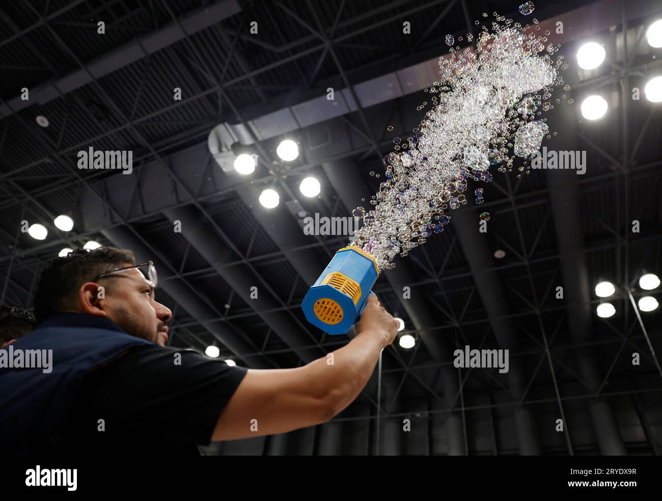 Nueva York, Estados Unidos. 30 de septiembre de 2023. Un bláster de burbujas se muestra en la Feria del Juguete de Nueva York en el Centro de Convenciones Jacob K. Javits en la ciudad de Nueva York el sábado 30 de septiembre de 2023. Foto por John Angelillo/UPI Crédito: UPI/Alamy Live News Foto de stock