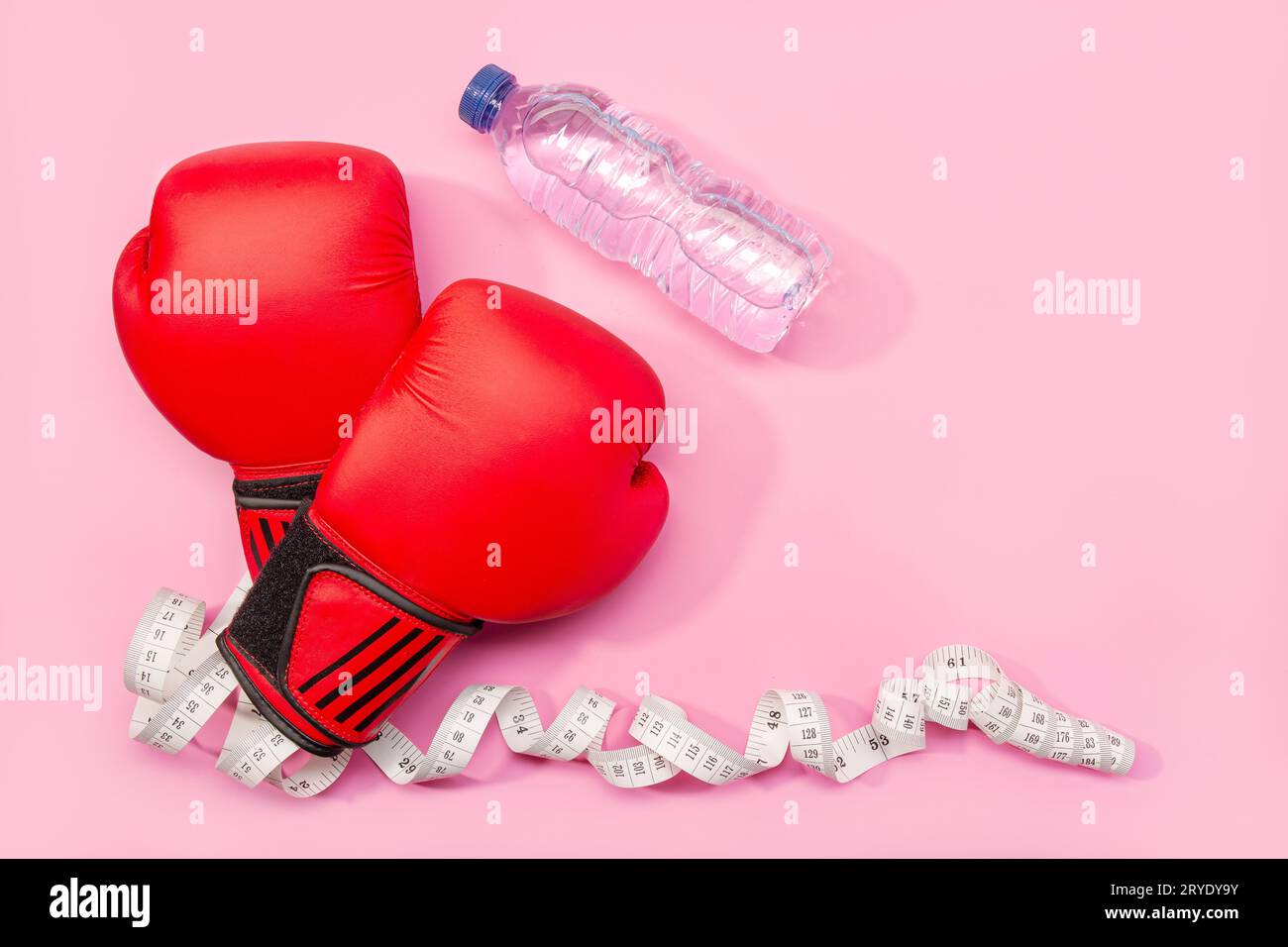 Foto de manos envuelto con cinta de boxeo rojo de joven boxeador luchador  Fotografía de stock - Alamy