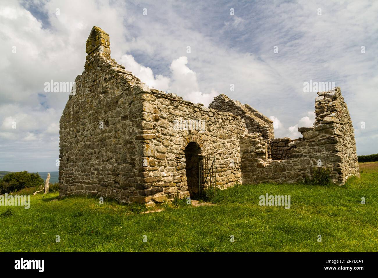 Capel lligwy, ruina de la capilla o iglesia del siglo XII, cielo como copyspace, arriba. Cerca de Moelfre, Anglesey, Gales del Norte, Reino Unido, paisaje. Foto de stock