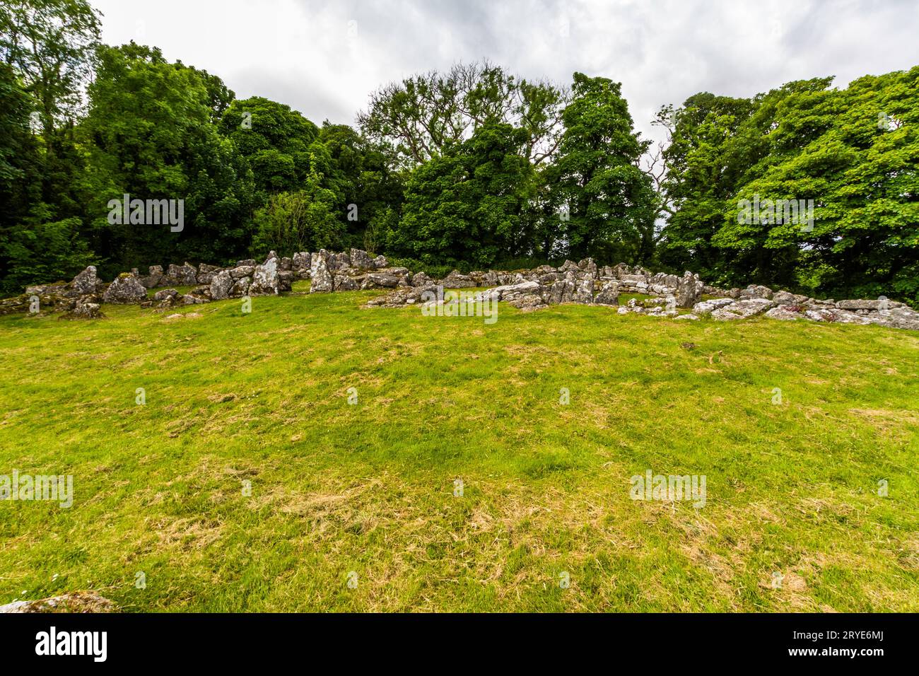 Restos de Din Lligwy, o Din Llugwy antiguo pueblo, cerca de Moelfre, Anglesey, Norte de Gales, Reino Unido, horizontal. Gran angular. Foto de stock