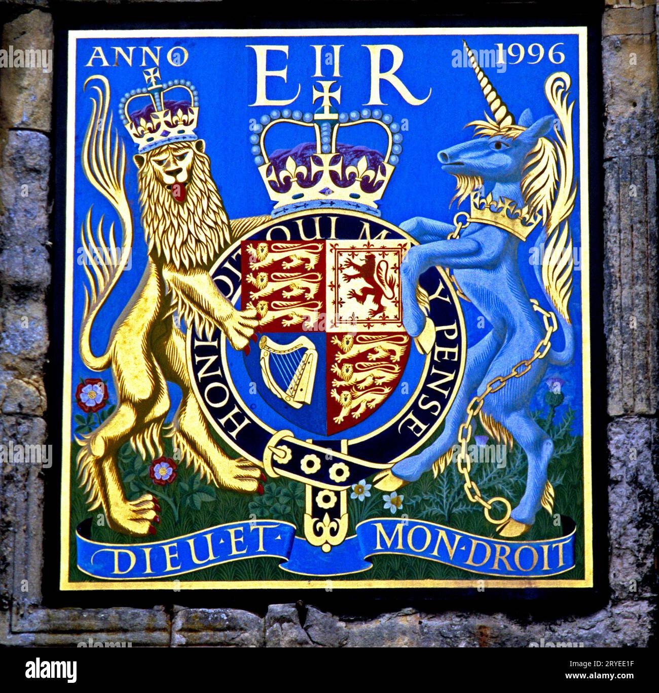 Brazos de la Reina Elizabeth II, Puerta del Recinto de la Catedral de Winchester, heráldica, heráldica, Hampshire, Inglaterra, REINO UNIDO Foto de stock