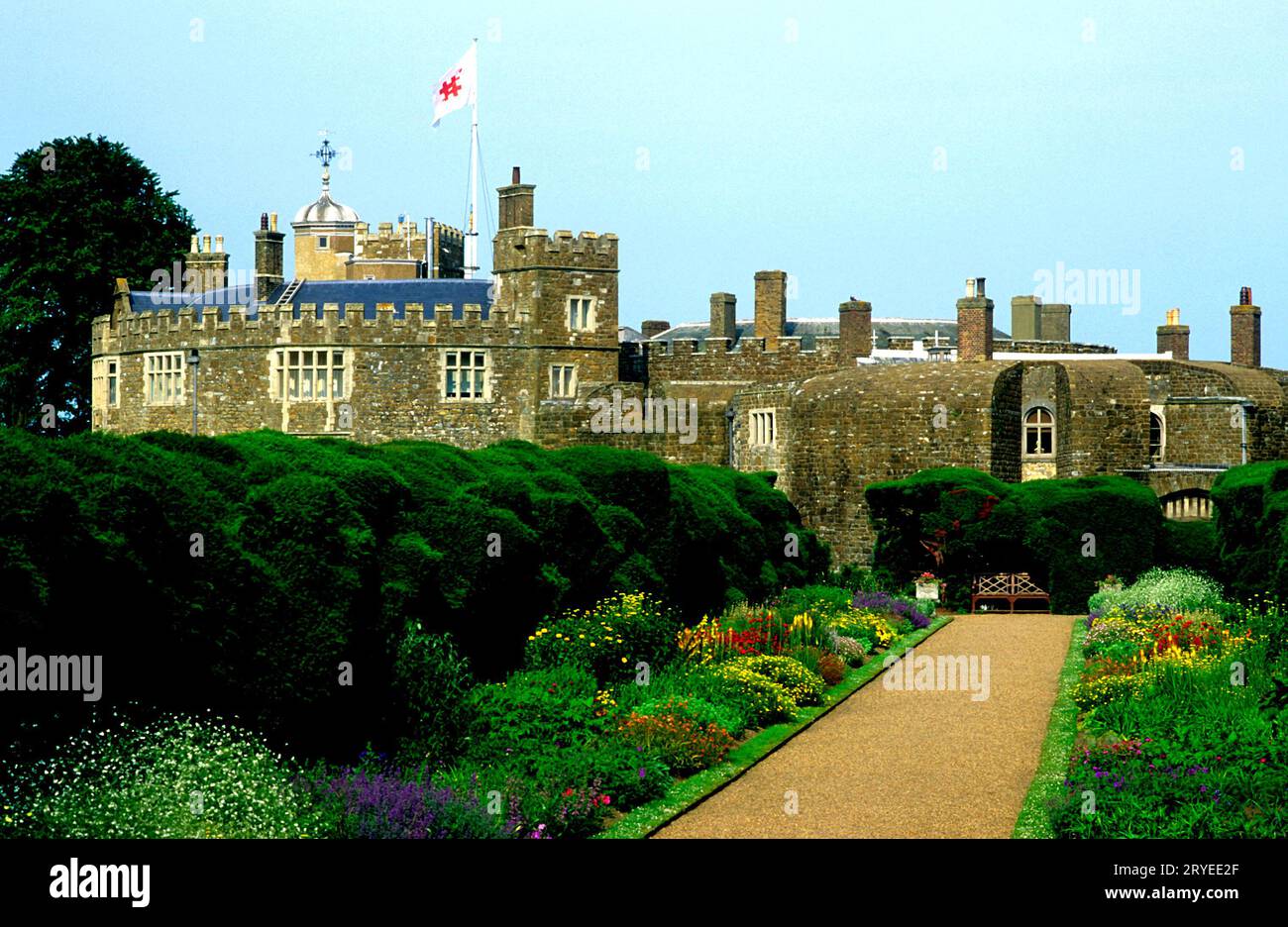 Castillo y jardines de Walmer, Kent, bandera de la herencia inglesa, Inglaterra, Reino Unido Foto de stock