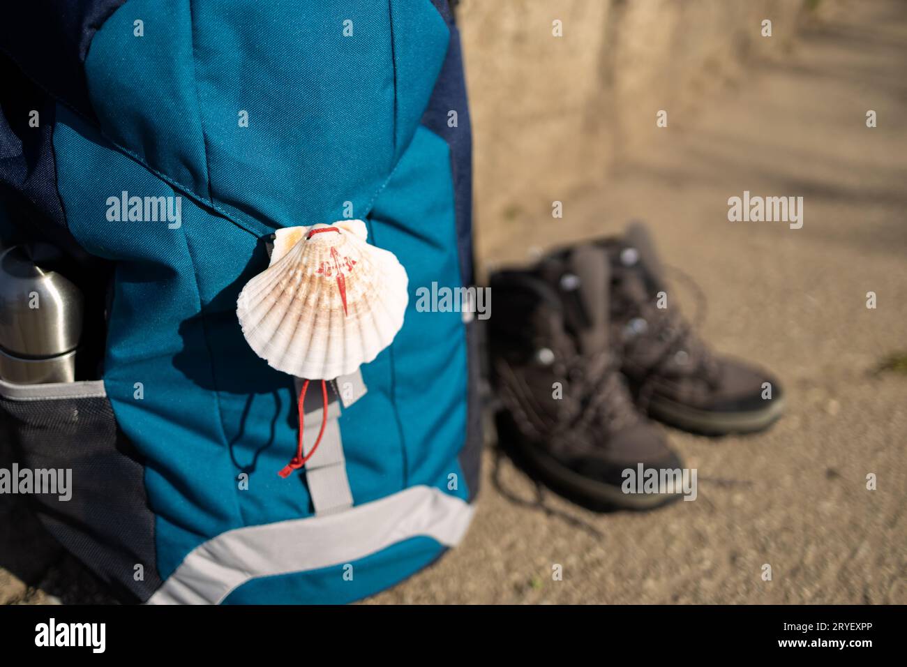 Zapatillas para hombre. Botas negras sobre fondo de madera. Primer plano  Fotografía de stock - Alamy