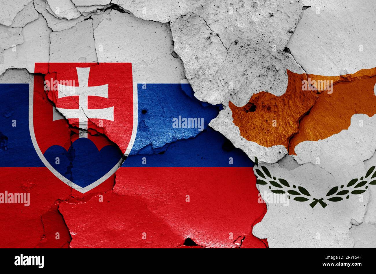 Banderas de Eslovaquia y Chipre pintadas en la pared agrietada Foto de stock