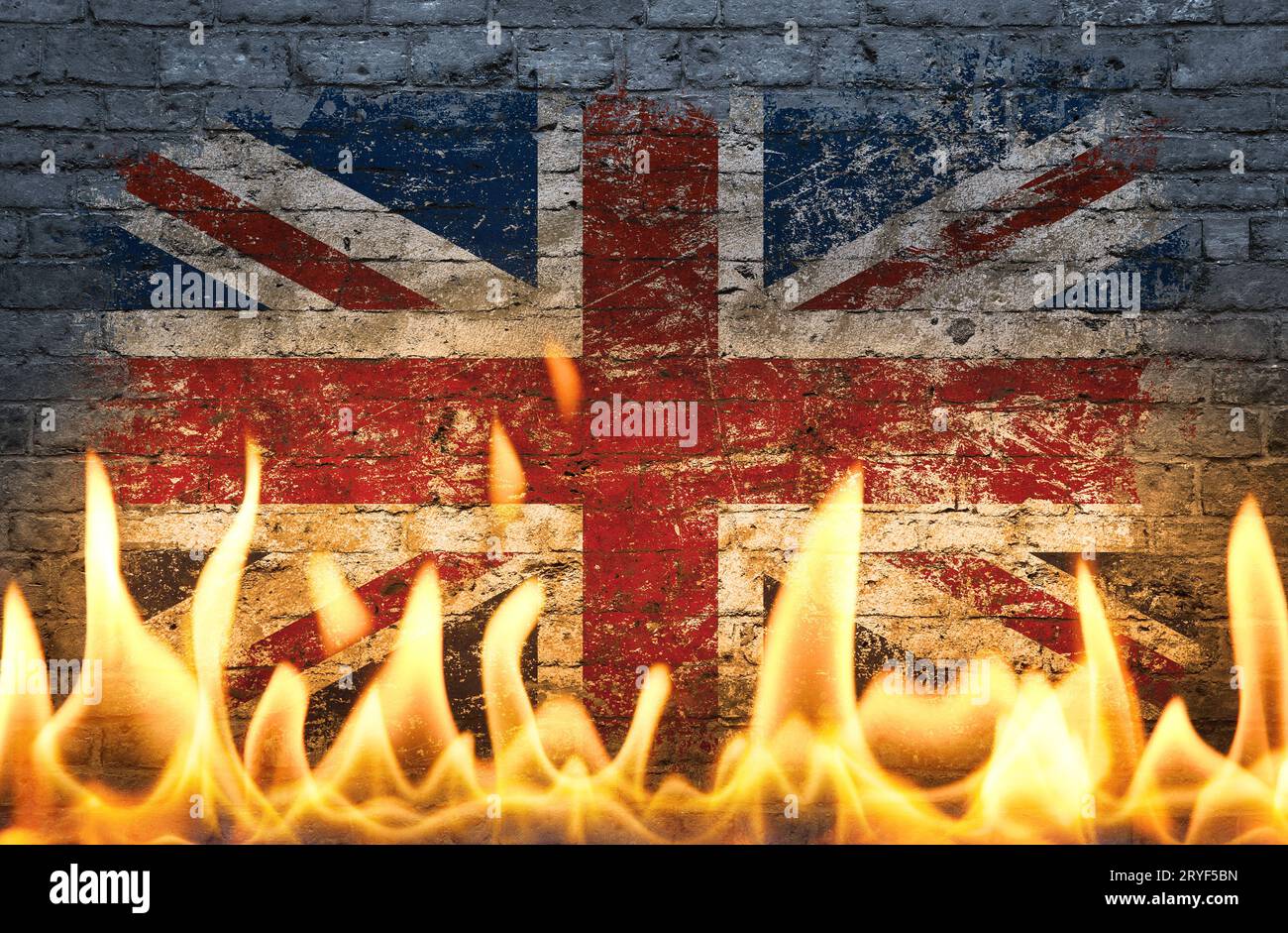 Bandera británica del Reino Unido en llamas de fuego Foto de stock