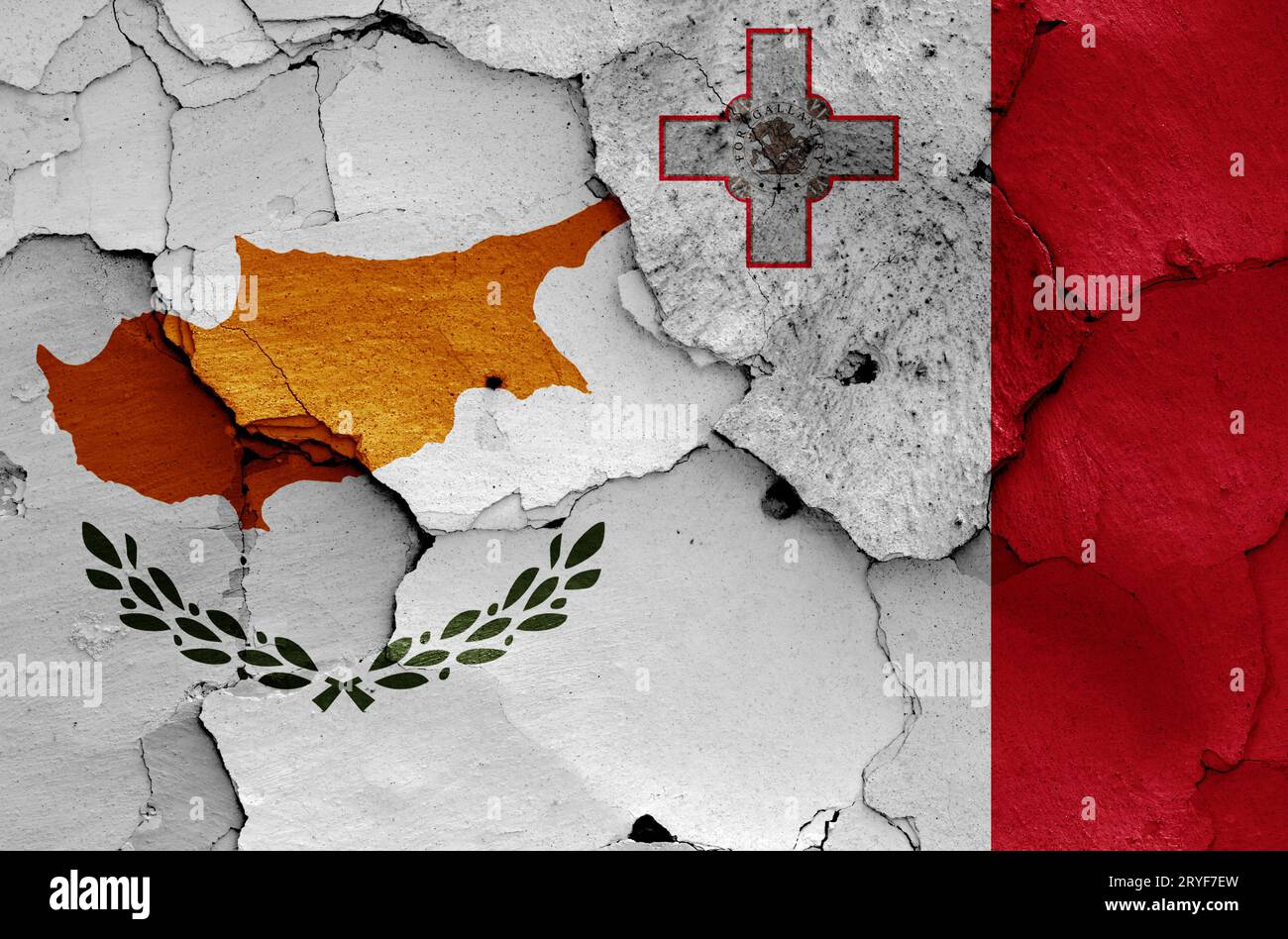 Banderas de Chipre y Malta pintadas en la pared agrietada Foto de stock