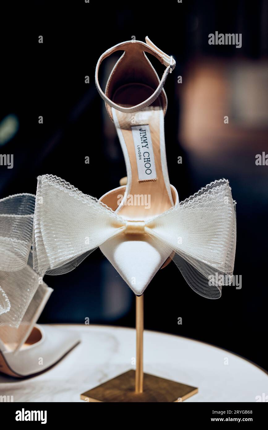 Zapato de diseñador de mujer Jimmy Choo con lazo de malla grosgrain Foto de stock