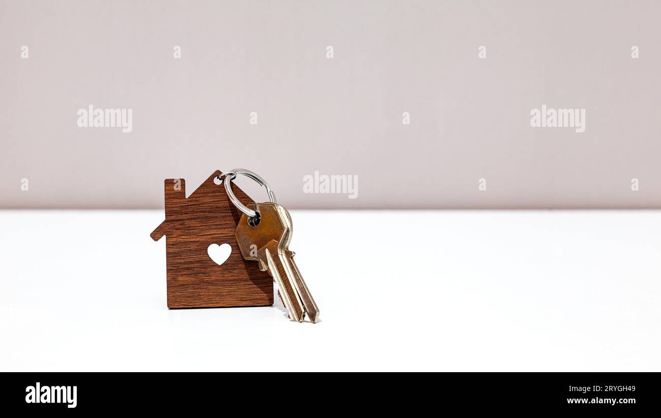 Llaves con llavero en forma de puerta abierta de casa como concepto de  entrega inmobiliaria de una casa nueva y seguridad en la entrada Fotografía  de stock - Alamy