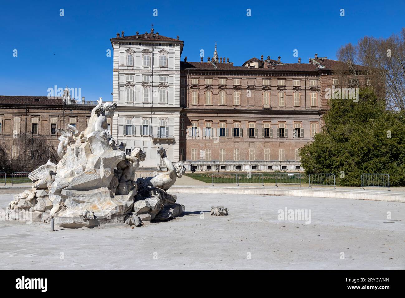 TURÍN (TURÍN), ITALIA, 25 DE MARZO de 2023 - Vista del Palacio Real y los jardines con la Fuente de las Nereidas y los Tritones de Turín, Italia Foto de stock