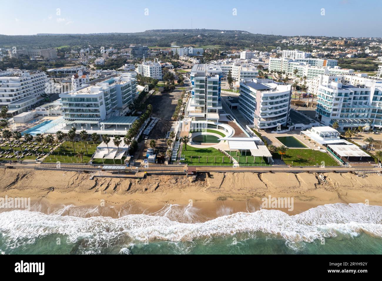 Vista aérea de las olas del océano rompiendo en una playa de arena. Erosión de la playa después de las inundaciones costeras. Foto de stock