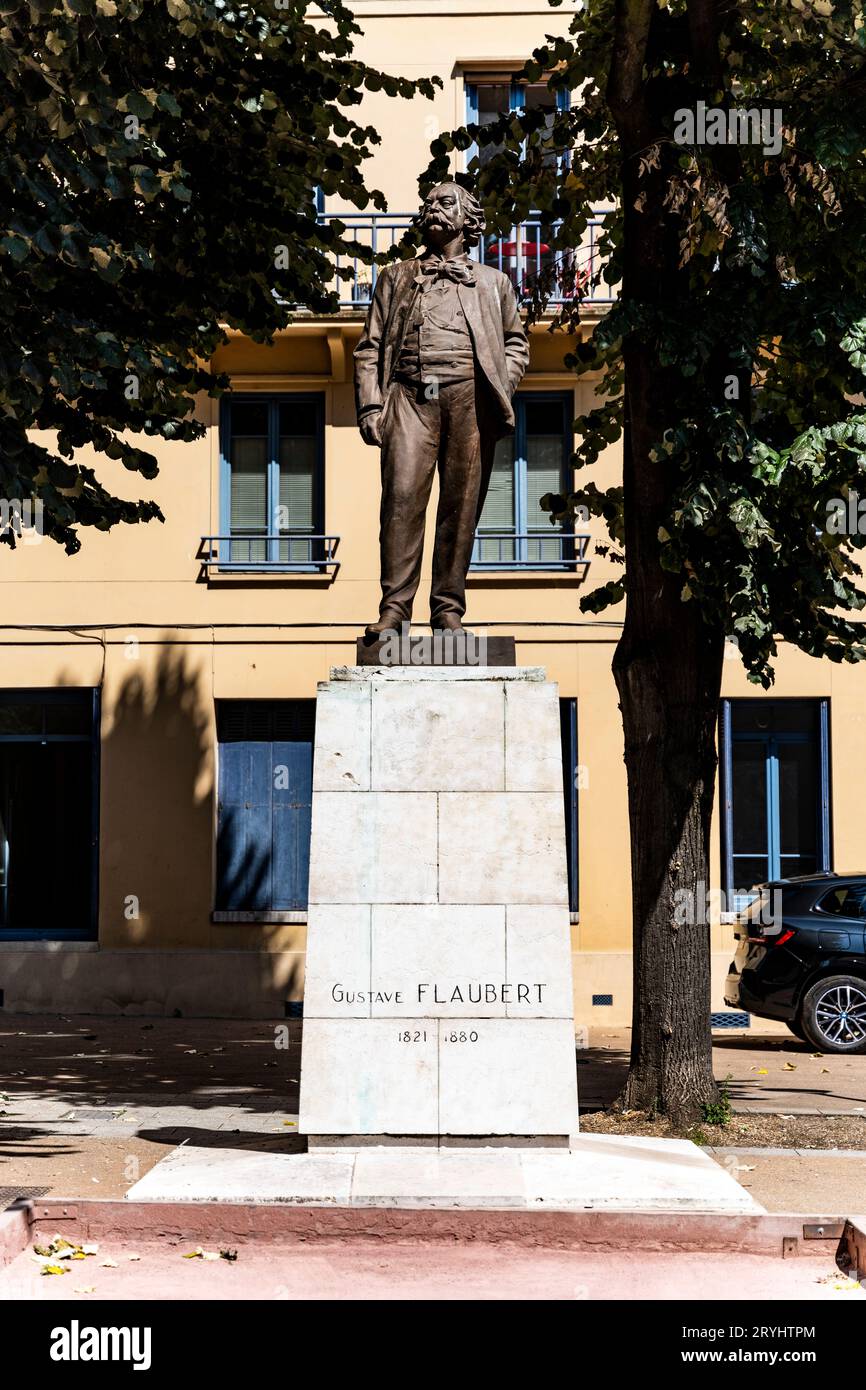 Estatua del escritor francés Gustave Flaubert, en Place des Carmes, centro de la ciudad de Rouen, Francia Foto de stock