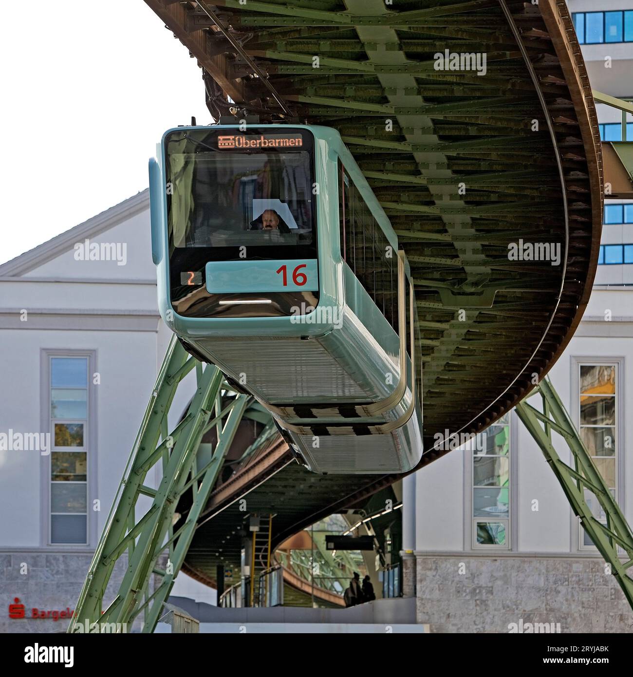 Emocionante tren colgante de la Wuppertal Hbf, Renania del Norte-Westfalia, Alemania, Europa Foto de stock