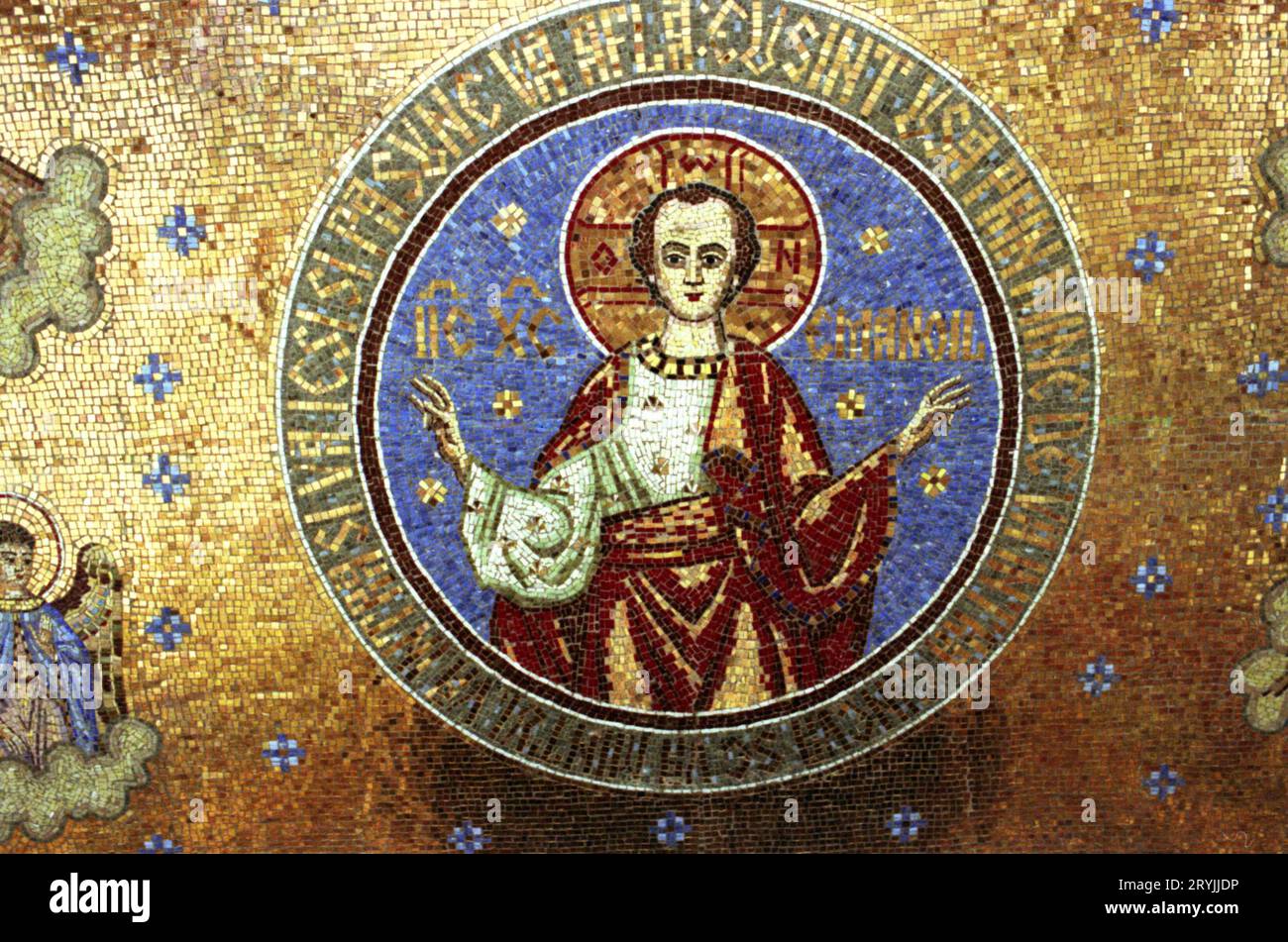 Condado de ilfov, Rumania, 1990. Mosaico en el Monasterio Tiganesti, que representa a Jesucristo con su nombre hebreo Emanuel, y con el versículo bíblico de Juan 10:9. Foto de stock