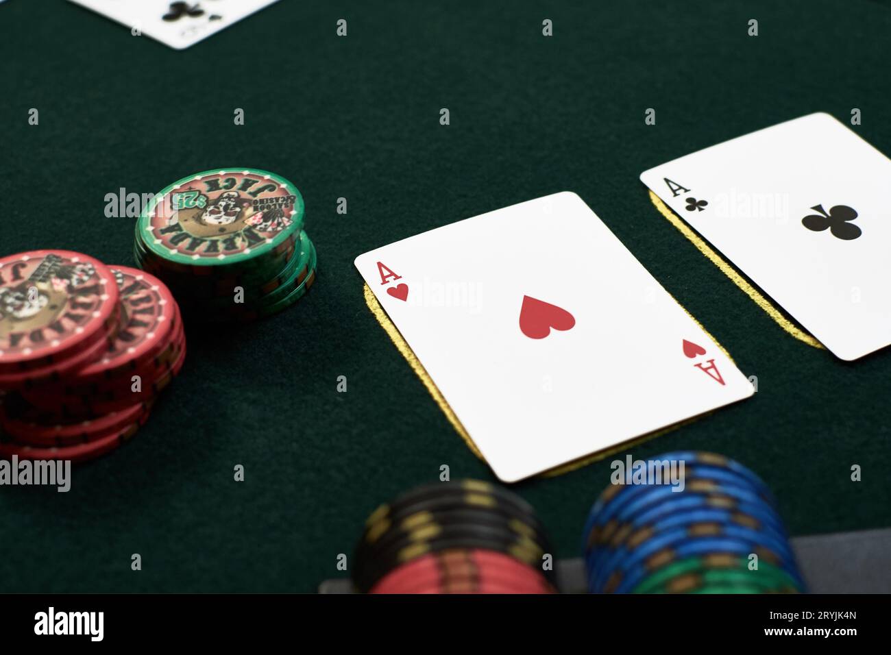 Ases de bolsillo en Texas Hold'em poker Foto de stock