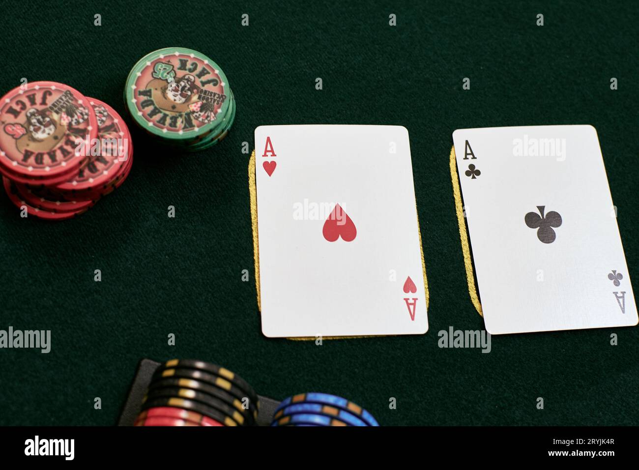 Primer plano de los ases de bolsillo en el enfrentamiento de Texas Hold'em Poker Foto de stock