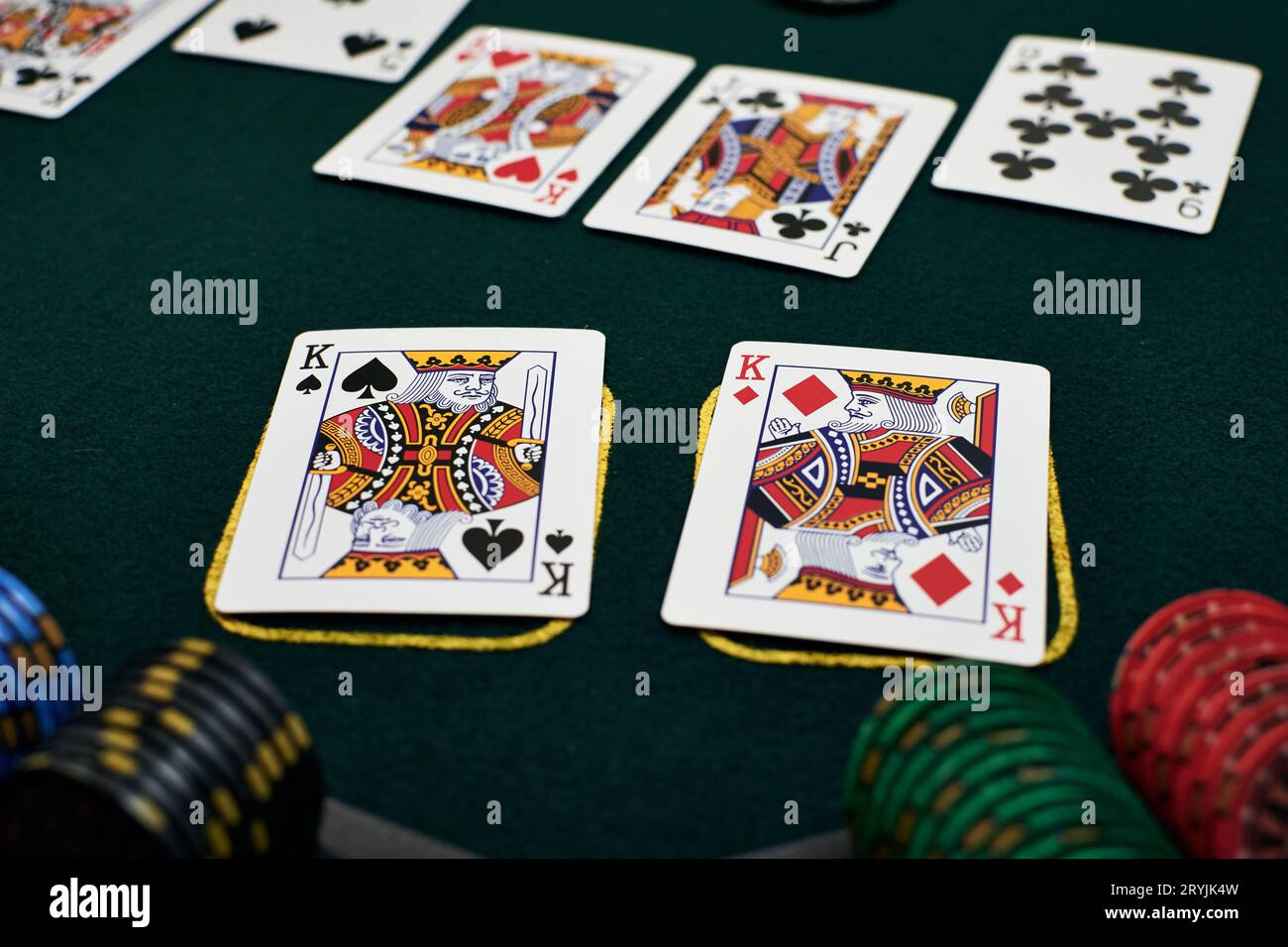 Los reyes de bolsillo hacen cuatro de un tipo en el enfrentamiento de póquer texas Hold'em y ganan el bote Foto de stock