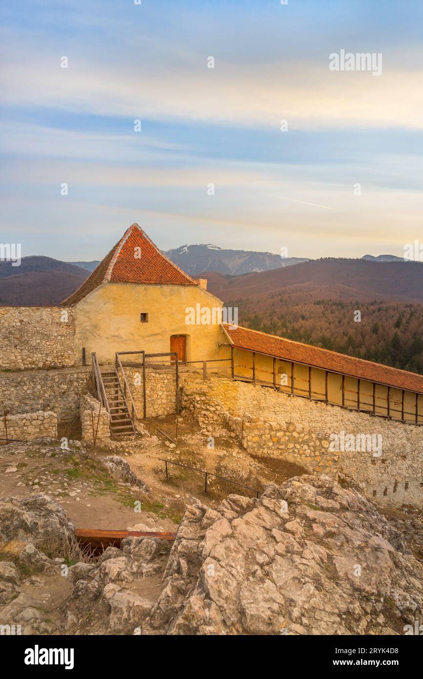 Rasnov Fortaleza de la pared y vista de la ciudad vieja en Rumania Foto de stock